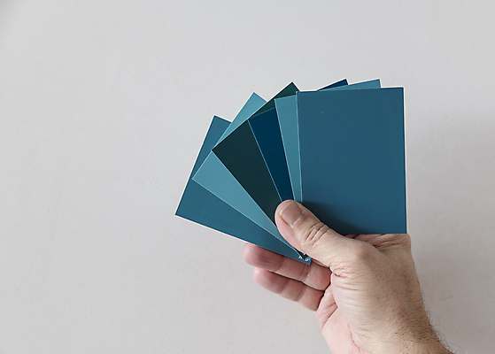 포토 JPG 해외이미지 손 디자인 남자 벽 주택 사람 경기 성인 사람없음 장식 파란색 컬러풀 견본 페인트 신용카드 선택 건축가 디자이너 고객 보여주기 스펙트럼 업그레이드 해외202008 해외포토 직업 스포츠 컬러 컨셉 모션 건물 신체부위 금융 파일형식