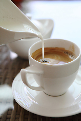 포토 JPG 해외이미지 실내 사람없음 아웃포커스 우유 붓기 커피잔 컵받침 카푸치노 해외202008 해외포토 커피 모션 잔 유제품 촬영기법 내부 받침대 파일형식