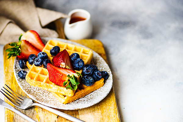 포토 JPG 해외이미지 식기 조각 포크 과일 딸기 사람없음 블루베리 시럽 와플 해외202008 해외포토 디저트 파일형식