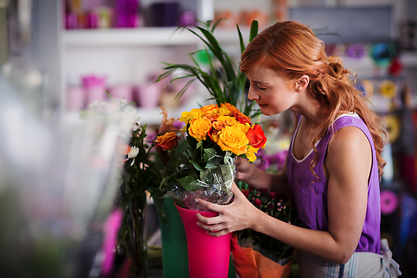 포토 JPG 해외이미지 백인 여자 꽃 실내 한명 서기 성인 옆모습 30대 꽃집 향기 냄새 성인여자한명만 해외202008 해외포토 서양인 식물 1 뷰포인트 모션 사람 내부 장년 상점 여자한명만 성인여자만 파일형식