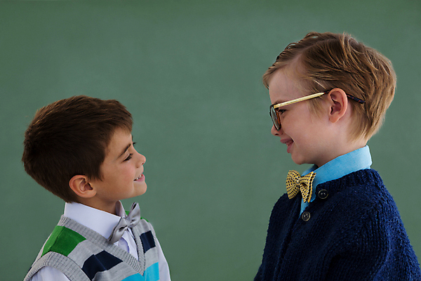 포토 JPG 해외이미지 남자 어린이라이프 어린이 비즈니스 서기 소년 상반신 두명 사무실 마주보기 비즈니스맨 직업체험 경영 역할놀이 소년만 해외202008 해외포토 라이프스타일 모션 놀이 사람 직장인 체험학습 남자만 어린이만 파일형식