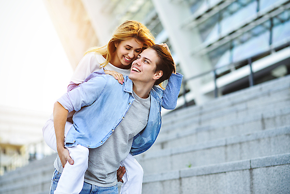 포토 JPG 해외이미지 백인 라이프스타일 커플 여자 남자 행복 2 데이트 가족 관계 포옹 휴가 새로움 키스 함께함 사랑 사람 야외 두명 태양 놀람 낭만 청바지 날짜 달콤 정상 시원함 우수 인기 해외202008 해외포토 자연요소 서양인 감정 컨셉 바지 안기 표정 생활 맛 절기 애정표현 파일형식