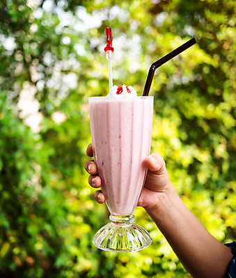포토 JPG 해외이미지 손 음식 딸기 디저트 잔 야외 신체부위 잡기 밀크쉐이크 스무디 해외202008 해외포토 식기 음료 과일 모션 사람 쉐이크 파일형식