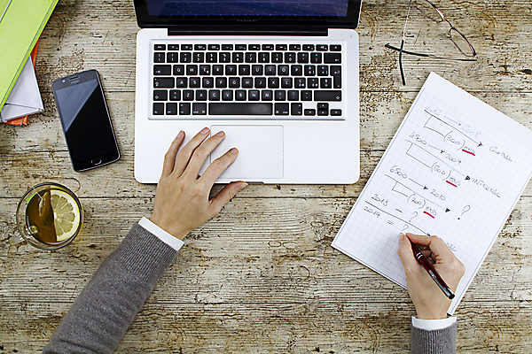 포토 JPG 해외이미지 손 여자 비즈니스 사업가 통신 탁자 협력 설계 바닥 실내 한명 사람 앉기 20대 사람없음 가로 노트북 컴퓨터 사무실 모니터 공책 장비 마시기 키보드 작업 비즈니스맨 비즈니스우먼 전문직 대표 토론 책상 경영자 문서 머리위 경영 카피스페이스 중소기업 해외202008 해외포토 직업 1 남자 가구 컨셉 회사 모션 문구용품 청년 내부 신체부위 전자제품 공백 직장인 리더 파일형식