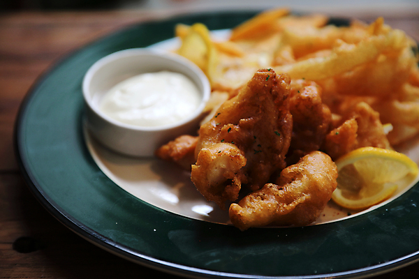 포토 JPG 해외이미지 접시 음식 사람없음 아웃포커스 영국음식 피쉬앤칩스 해외202008 해외포토 식기 서양음식 촬영기법 파일형식