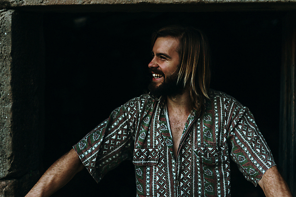 포토 JPG 해외이미지 백인 1 라이프스타일 손 응시 공원 남자 행복 유럽 여유 얼굴 벽 수염 창조 사랑 한명 웃음 사람 20대 성인 야외 30대 유행 낭만 흰색 자신감 시원함 피부 리빙 스타일 해외202008 우호적 해외포토 서양인 시선 공공시설 감정 나라 컬러 컨셉 표정 청년 생활 신체부위 장년 파일형식