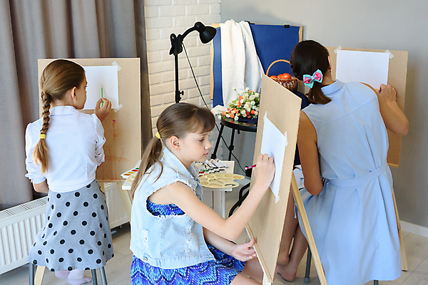 포토 JPG 해외이미지 직업 라이프스타일 디자인 교육 수업 수채화 직장 실내 창조 미술 한명 미소 사람 취미 학습 교사 페인트 붓 업무 작업실 팔레트 스케치 이젤 그림 예술가 화가 해외202008 해외포토 1 회사 문화예술 표정 내부 생활 미술도구 작업 파일형식