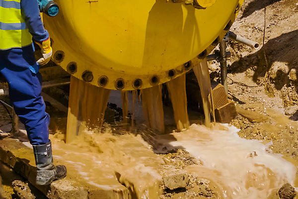 포토 JPG 해외이미지 식물 산업 비즈니스 새로움 사람없음 야외 물 쌓기 검은색 기계 공구 업무 그룹 위생 기름 석유 상품 플라스틱 땅 파이프 장면 호스 고무 흙더미 물류 분배 파이프라인 프로젝트 공급 해외202008 해외포토 자연요소 음식 컬러 컨셉 모션 재질 흙 도구 작업 파이프_관 파일형식 더미