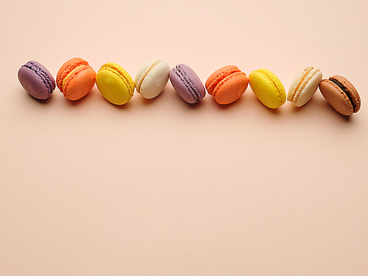 포토 JPG 해외이미지 무료이미지 디저트 사람없음 일렬 마카롱 베이지색배경 해외202008 해외포토 음식 백그라운드 베이지색 파일형식