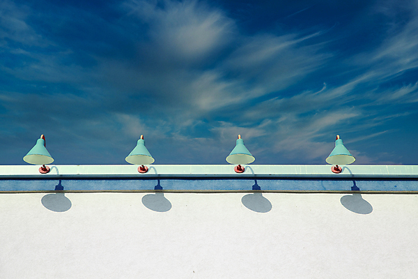 포토 JPG 해외이미지 전통 건축양식 하늘 전등 사람없음 건물 빨간색 파란색 흰색 램프 석고 해외202008 해외포토 건축물 건축 컬러 조명 파일형식