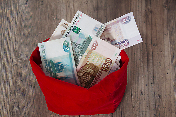 포토 JPG 해외이미지 손 컨셉 지폐 돈 가방 비즈니스 성공 사람없음 빨간색 금융 경제 쪽지 저축 잡기 재산 투자 팩 이익 보물 우표 보험 계산서 월급 고립 러시아인 소셜 위기 자금 비용 해외202008 해외포토 서양인 잡화 컬러 모션 신체부위 화장품 파일형식