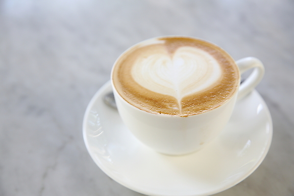 포토 JPG 해외이미지 실내 사람없음 커피잔 컵받침 대리석 카푸치노 라떼아트 해외202008 해외포토 커피 재료 잔 내부 받침대 그림 라떼 파일형식