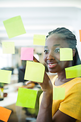 포토 JPG 해외이미지 응시 여자 흑인 실내 한명 상반신 성인 옆모습 아웃포커스 사무실 가리킴 비즈니스우먼 포스트잇 성인여자한명만 해외202008 해외포토 서양인 1 시선 뷰포인트 비즈니스 촬영기법 사람 손짓 내부 메모지 직장인 여자한명만 성인여자만 파일형식