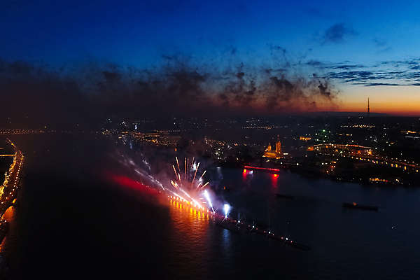 포토 JPG 해외이미지 행복 백그라운드 크리스마스 하늘 불 휴가 새로움 불꽃놀이 발렌타인데이 이벤트 사람없음 야외 초록색 물 파란색 강 컬러풀 파티 검은색 축제 어둠 기쁨 하트 축하 황금 닫기 야간 저녁 폭발 연도 쇼 경례 진홍색 파열 웅장함 해외202008 해외포토 자연요소 모양 기념일 감정 컬러 컨셉 모션 데이이벤트 놀이 빨간색 인사 파일형식