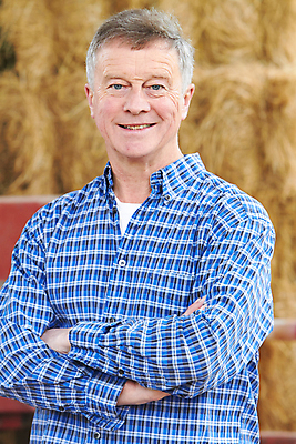 포토 JPG 해외이미지 백인 응시 남자 행복 중년 농업 한명 야외 세로 농장 기계 장비 작업 볏짚 60대 농부 밀짚 외양간 밭일 옛날 세련 해외202008 해외포토 서양인 직업 1 시선 노년 감정 산업 사람 성인 짚 파일형식