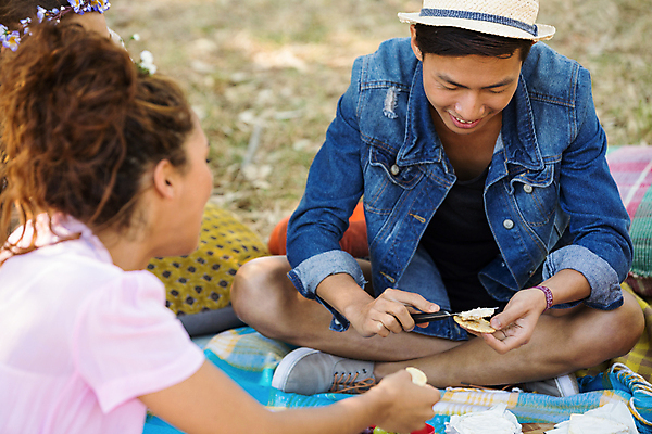 포토 JPG 해외이미지 주간 전신 서양인 여자 남자 들기 앉기 동양인 상반신 성인 야외 두명 앞모습 옆모습 아웃포커스 친구 소풍 바르기 잼나이프 성인만 해외202008 해외포토 자연요소 외국인 뷰포인트 관계 모션 촬영기법 사람 인종 야외활동 나이프 파일형식