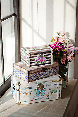 포토 JPG 해외이미지 무료이미지 디자인 옷 꽃 산업 줄 백그라운드 장신구 탁자 미술 취미 사람없음 목재 세트 상자 컬러풀 유행 수확 공구 직물 면 바늘 그룹 실 바느질 천 오브젝트 땀 롤 실타래 자수 수공예 재단 재단사 골무 옛날 장식함 해외202008 해외202105 해외포토 나무 식물 직업 컬러 가구 농업 재료 문화예술 도구 공예 파일형식 무료콘텐츠