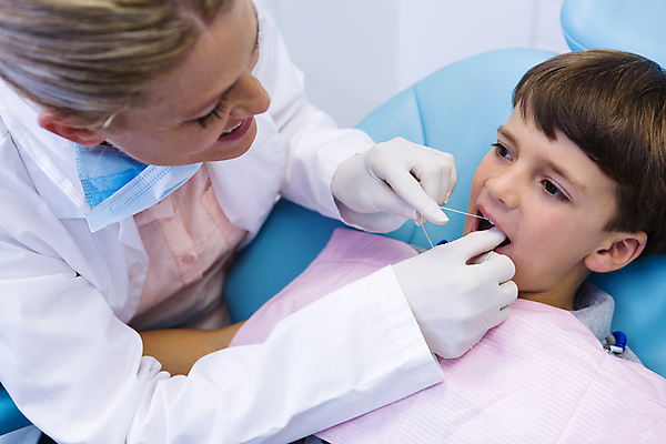 포토 JPG 해외이미지 여자 남자 어린이 치과 병원 앉기 소년 상반신 성인 두명 의사 입 치과진료 해외202008 해외포토 의학 모션 사람 신체부위 진료 의료진 파일형식