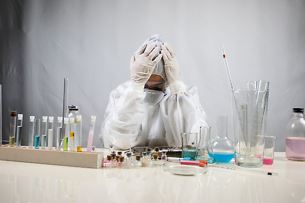 포토 JPG 해외이미지 여자 피곤 실험기구 마스크 한명 상반신 성인 앞모습 좌절 감싸기 성인여자한명만 방호복 신약개발 해외202008 해외포토 1 옷 감정 뷰포인트 과학 컨셉 모션 사람 개발 여자한명만 성인여자만 파일형식 신약_의학