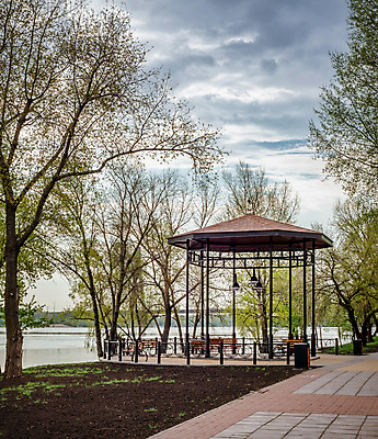 포토 JPG 해외이미지 공원 아침 함께함 목재 봄 A 해외202008 해외포토 주간 나무 알파벳 계절 공공시설 컨셉 재료 파일형식