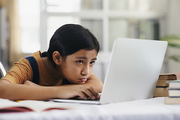 포토 JPG 해외이미지 학생 라이프스타일 교육 행복 어린이 인터넷 교실 회의 주택 한명 노트북 학습 스터디 컴퓨터 디지털 교사 웹 유치원 연결 강의 온라인 최초 동영상 가정교사 셀프 온라인강의 전염병 해외202008 해외포토 직업 1 감정 비즈니스 학교 사람 건물 생활 전자제품 질병 파일형식 언택트