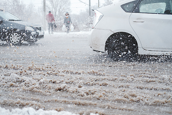 포토 JPG 해외이미지 주간 계절 도로 컨셉 겨울 자동차 날씨 거리 서기 안전 사람없음 햇빛 얼음 젖음 추위 흰색 잼 출퇴근 먼지 폭풍 눈보라 폭설 눈내림 카피스페이스 해외202008 해외포토 자연요소 길 육상교통 컬러 비즈니스 교통시설 모션 눈_날씨 태양 공백 소스_음식 자연재해 파일형식