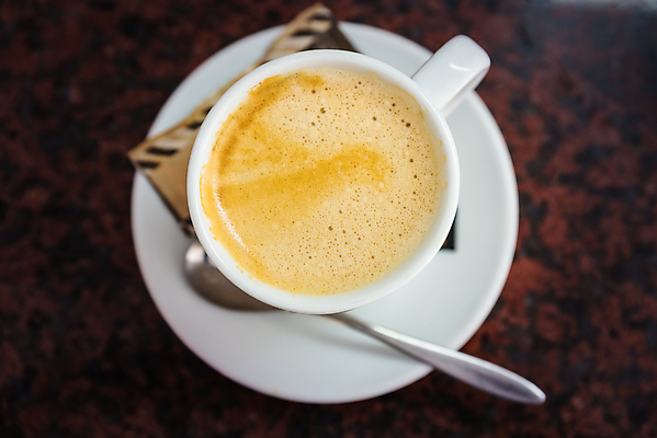 포토 JPG 해외이미지 실내 사람없음 아웃포커스 하이앵글 커피잔 티스푼 컵받침 카푸치노 해외202008 해외포토 커피 뷰포인트 잔 촬영기법 내부 숟가락 받침대 파일형식