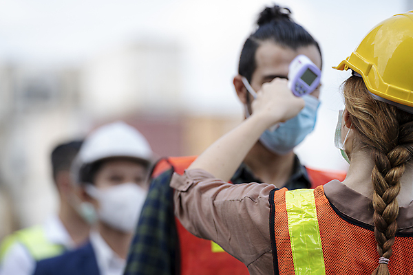포토 JPG 해외이미지 여자 남자 마스크 서기 들기 사람 여러명 상반신 성인 야외 앞모습 뒷모습 아웃포커스 업무 체온계 체온측정 성인만 비접촉체온계 해외202008 해외포토 뷰포인트 다수 모션 촬영기법 작업 온도계 측정 파일형식