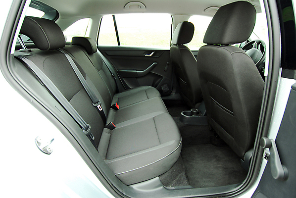 포토 JPG 해외이미지 디자인 쿠션 의자 창문 교통시설 자동차 휴식 실내 안전 사람없음 내부 빛 머리 회색 운전 벨트 고급 우아함 보호 휘발유 가죽 보안 엔진 디젤 자동 제어 해외202008 해외포토 잡화 육상교통 컬러 가구 교통 컨셉 모션 신체부위 석유 시설 파일형식