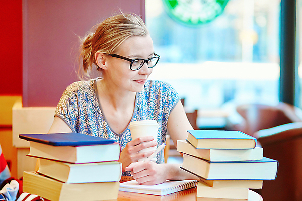 포토 JPG 해외이미지 백인 응시 여자 청소년 실내 한명 들기 상반신 앞모습 10대 학습 카페 커피잔 책더미 십대여자한명만 안경낌 카공족 해외202008 해외포토 서양인 1 시선 교육 안경 커피 뷰포인트 모션 잔 사람 내부 책 상점 신조어 무더기 약어 여자한명만 십대여자만 파일형식