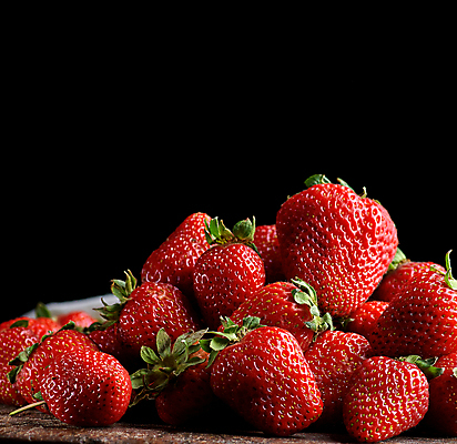 포토 JPG 해외이미지 딸기 검은배경 근접촬영 사람없음 쌓기 해외202008 해외포토 뷰포인트 백그라운드 과일 모션 검은색 파일형식