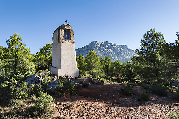 포토 JPG 해외이미지 나무 계절 유럽 십자가 자연 하늘 산 파노라마 풍경 사람없음 야외 초록색 파란색 빛 컬러풀 탑 바위 흰색 시골 성자 정상 숲 큼 오솔길 프랑스어 숭배 절정 프로방스 해외202008 해외포토 식물 문자 건축물 나라 종교 길 컬러 촬영기법 돌_바위 크기 생태계 파일형식