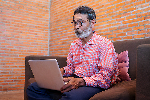 포토 JPG 해외이미지 백인 라이프스타일 응시 남자 거실 인터넷 비즈니스 통신 무선통신 주택 실내 한명 사람 앉기 성인 가로 노트북 컴퓨터 사무실 공책 방 업무 작업 비즈니스맨 연결 은퇴 온라인 소셜 옛날 성인만 해외202008 해외포토 서양인 1 시선 모션 문구용품 내부 건물 생활 전자제품 직장인 파일형식