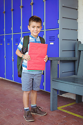 포토 JPG 해외이미지 행복 학교 소년 책 잡기 복도 해외202008 해외포토 교육 남자 감정 어린이 모션 파일형식