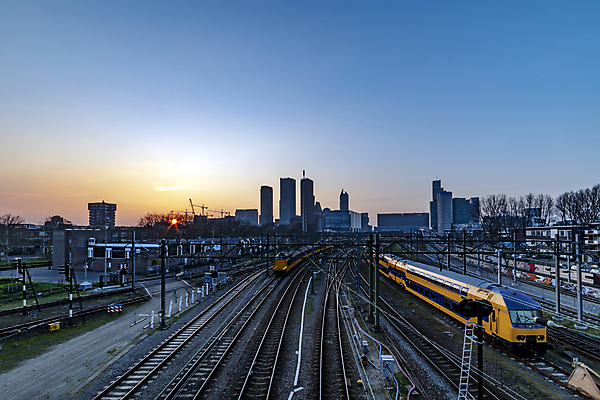 포토 JPG 해외이미지 일몰 기차 역 스카이라인 순간 해외202008 해외포토 육상교통 교통시설 대중교통 노을 파일형식