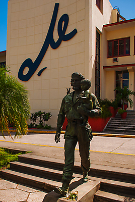 포토 JPG 해외이미지 어린이 함께함 조각상 산타클로스 A 해외202008 해외포토 알파벳 컨셉 크리스마스 사람 조형물 파일형식