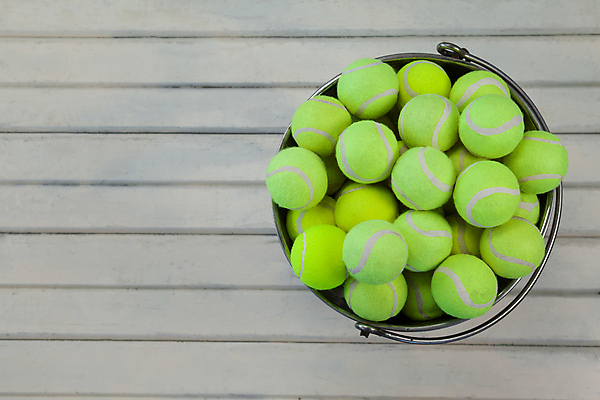 포토 JPG 해외이미지 탁자 사람없음 테니스공 양동이 담기 해외202008 해외포토 가구 공 모션 테니스용품 파일형식