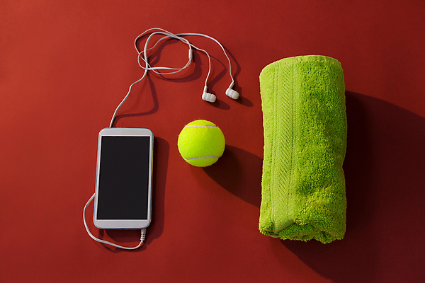 포토 JPG 해외이미지 이어폰 사람없음 스마트폰 수건 테니스공 빨간배경 해외202008 해외포토 음향기기 백그라운드 공 빨간색 핸드폰 스마트기기 위생용품 테니스용품 파일형식