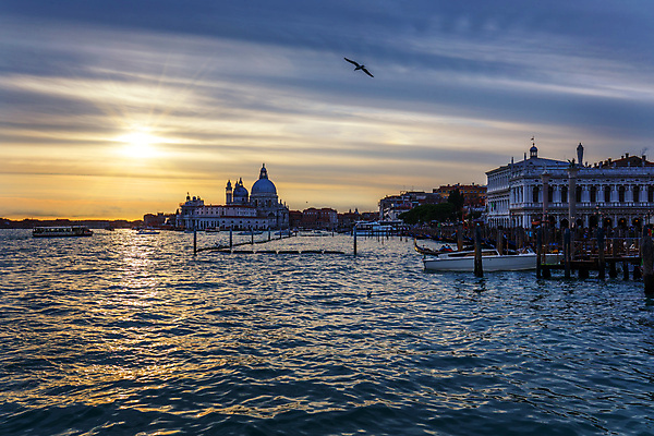 포토 JPG 해외이미지 거리 컬러풀 여행객 운하 베네치아 A 옛날 인기 해외202008 해외포토 알파벳 컬러 사람 이탈리아 파일형식