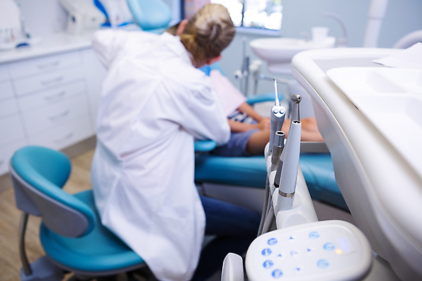 포토 JPG 해외이미지 여자 남자 어린이 치과 병원 앉기 소년 상반신 성인 두명 환자 치과의사 치과진료 해외202008 해외포토 의학 모션 사람 진료 의사 파일형식