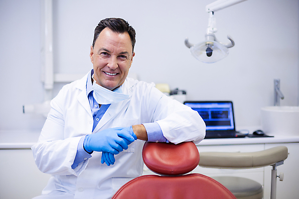 포토 JPG 해외이미지 남자 치과 병원 한명 앉기 상반신 성인 치과의사 치과진료 성인남자한명만 해외202008 해외포토 1 의학 모션 사람 진료 의사 남자한명만 성인남자만 파일형식