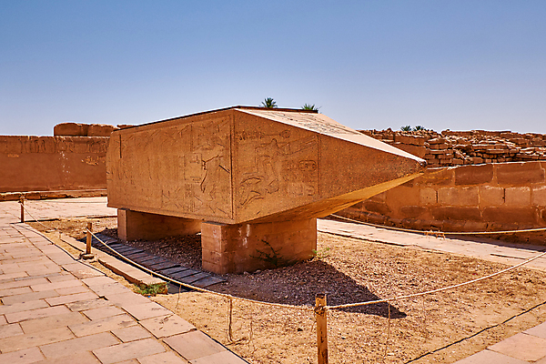 포토 JPG 해외이미지 호수 사찰 오픈 박물관 신성 여왕 복잡 오벨리스크 해외202008 해외포토 컨셉 종교건축 파일형식