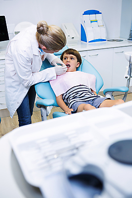 포토 JPG 해외이미지 여자 남자 어린이 치과 병원 앉기 소년 상반신 성인 두명 치료 치과의사 치과진료 해외202008 해외포토 의학 모션 사람 진료 의사 파일형식