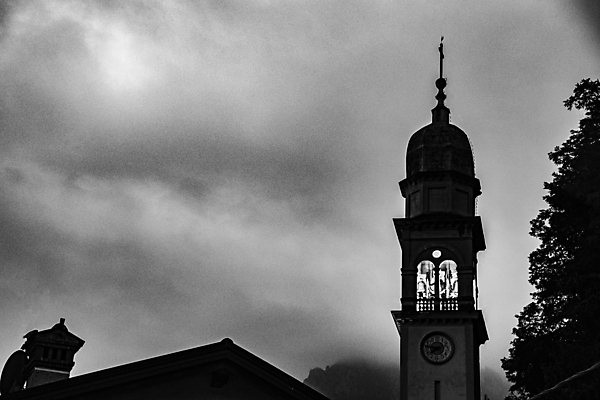 포토 JPG 해외이미지 하늘 지붕 함께함 따뜻함 그림자 파란색 빛 탑 종 저녁 A 반대 빛망울 해외202008 해외포토 건축물 알파벳 컬러 컨셉 야간 파일형식