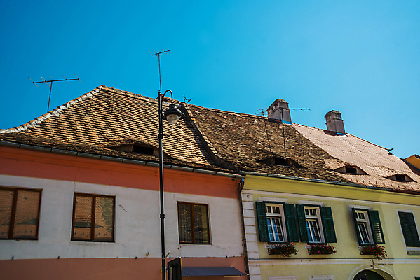 포토 JPG 해외이미지 전통 창문 지붕 거리 주택 함께함 컬러풀 8월 특별함 해외202008 해외포토 컬러 컨셉 건물 날짜 파일형식