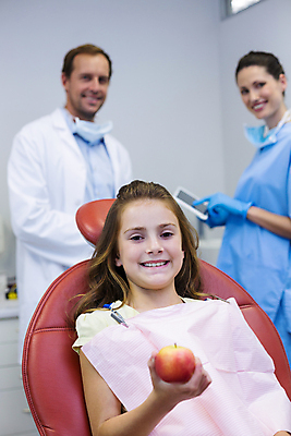 포토 JPG 해외이미지 여자 남자 어린이 치과 병원 들기 앉기 상반신 성인 세명 환자 치과진료 해외202008 해외포토 의학 모션 사람 진료 파일형식
