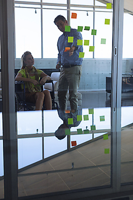 포토 JPG 해외이미지 주간 서양인 여자 남자 벽 회의 실내 서기 앉기 상반신 성인 두명 옆모습 사무실 가리킴 비즈니스맨 비즈니스우먼 장애인 휠체어 포스트잇 성인만 해외202008 해외포토 자연요소 외국인 뷰포인트 비즈니스 모션 사람 손짓 내부 메모지 직장인 장애 파일형식