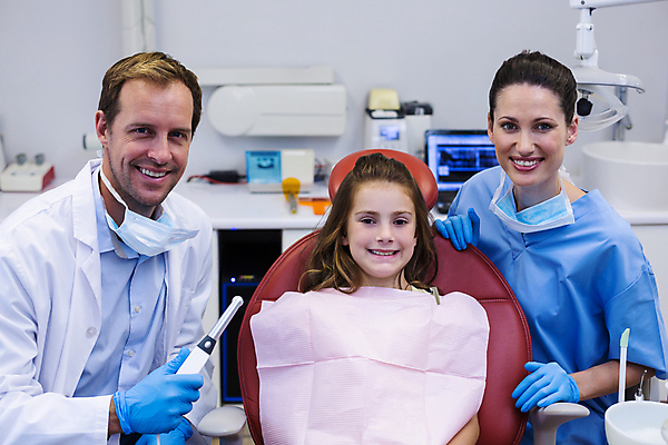 포토 JPG 해외이미지 여자 남자 어린이 치과 병원 미소 들기 앉기 소녀 상반신 성인 세명 환자 치과용품 치과진료 해외202008 해외포토 의학 모션 표정 사람 진료 의료용품 파일형식