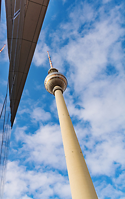 포토 JPG 해외이미지 하늘 함께함 파란색 탑 텔레비전 왼쪽 베를린 해외202008 해외포토 건축물 컬러 컨셉 독일 전자제품 방향 파일형식