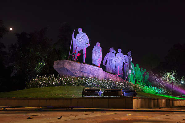 포토 JPG 해외이미지 남자 새로움 조각상 평화 9월 소금 빛망울 항의 해외202008 해외포토 컨셉 사람 빛 조형물 날짜 파일형식